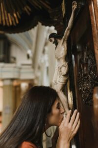 Beijando os pés de Jesus.