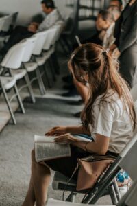 A mulher tem a atenção de Cristo.